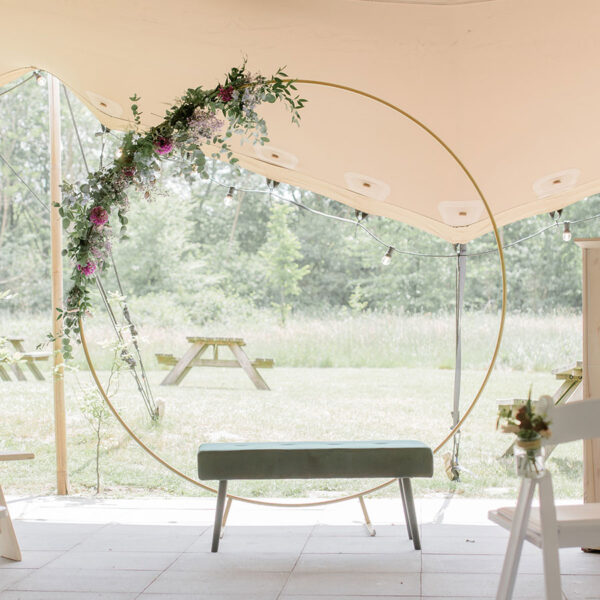 Gouden backdrop rond voor tijdens de ceremonie