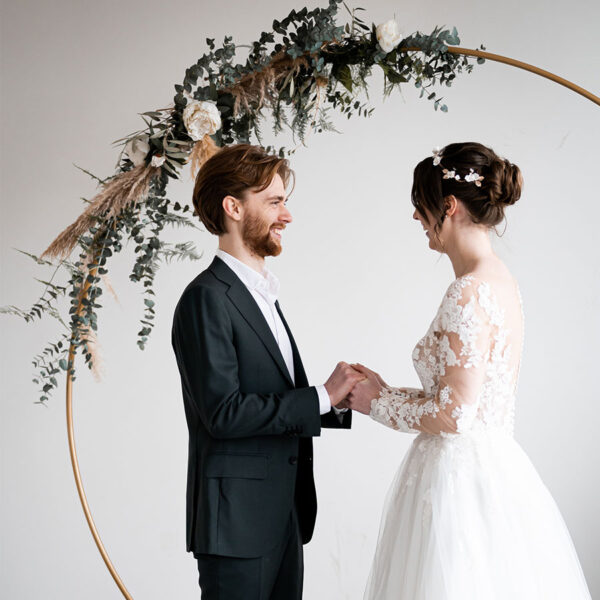 Gouden backdrop rond voor tijdens de ceremonie