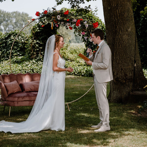 Gouden backdrop rond voor tijdens de ceremonie