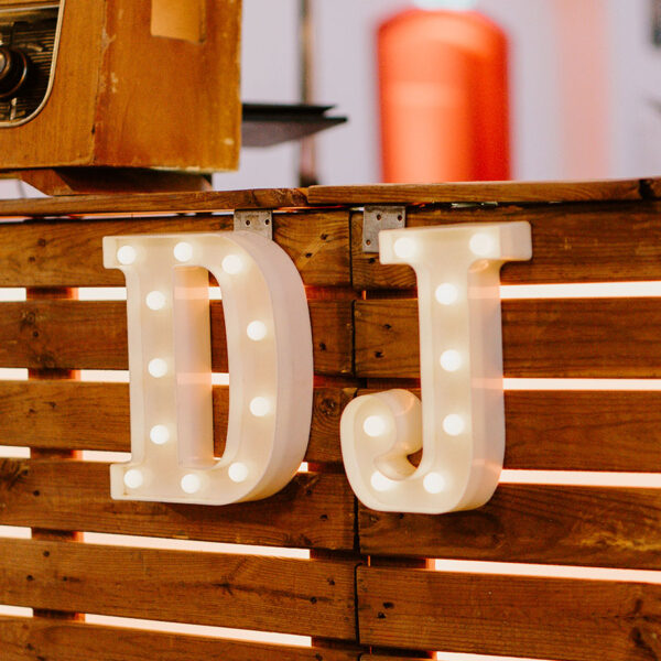 Deze mini lichtletters zijn super tof om een persoonlijke touch mee te geven aan jouw bruiloft, feest of diner.