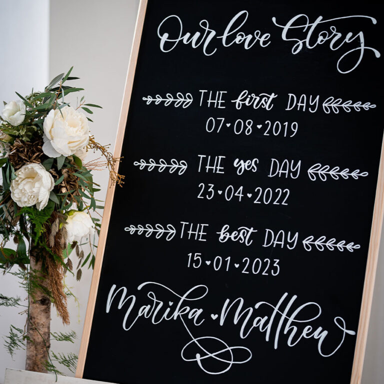 Dit love story welkomstbord is helemaal gepersonaliseerd op jullie!