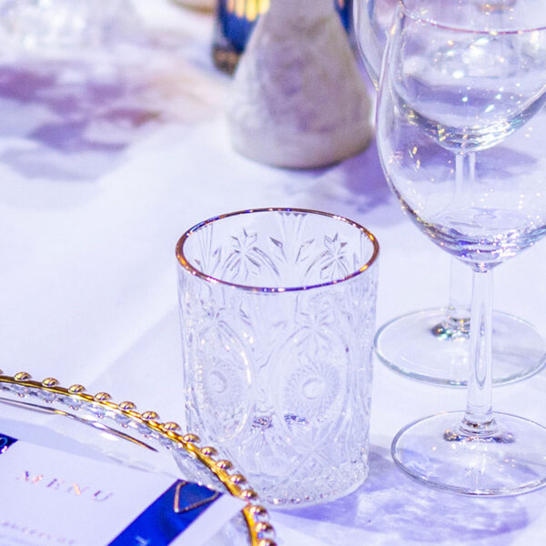 Dit waterglas met gouden rand is perfect voor julle diner tafel.