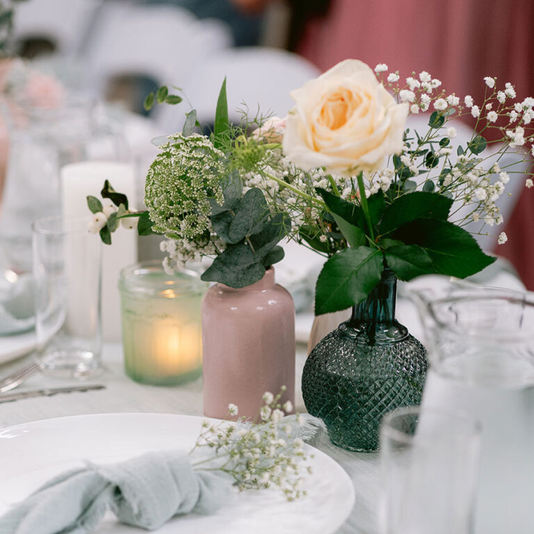 Dit porseleinen vaasjes roze is helemaal perfect voor op jouw dinertafel