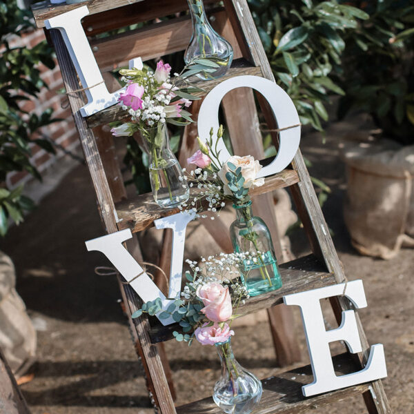 Deze vintage ladder is super tof om neer te zetten voor jouw bruiloft of babyshower.