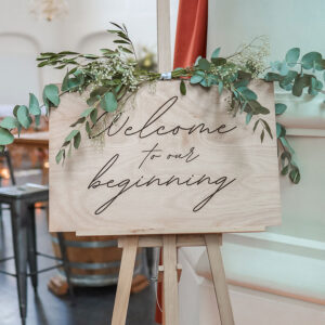 Dit welkomstbord met Welcome to our beginning en een standaard welkomstbord.