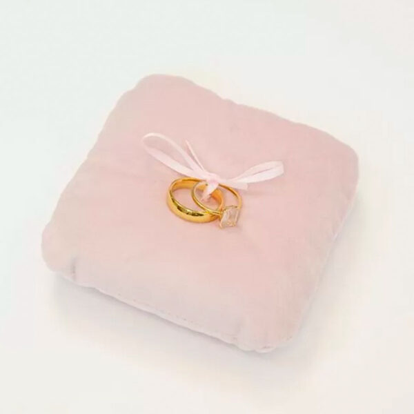 Dit ringkussen velvet roze is perfect voor jullie ringen.